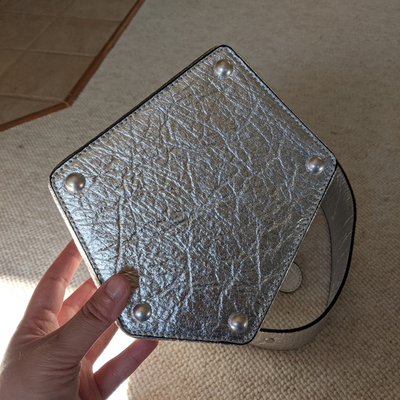 Alkeme Atelier fire bucket in pineapple leather - Picture 3 of 4